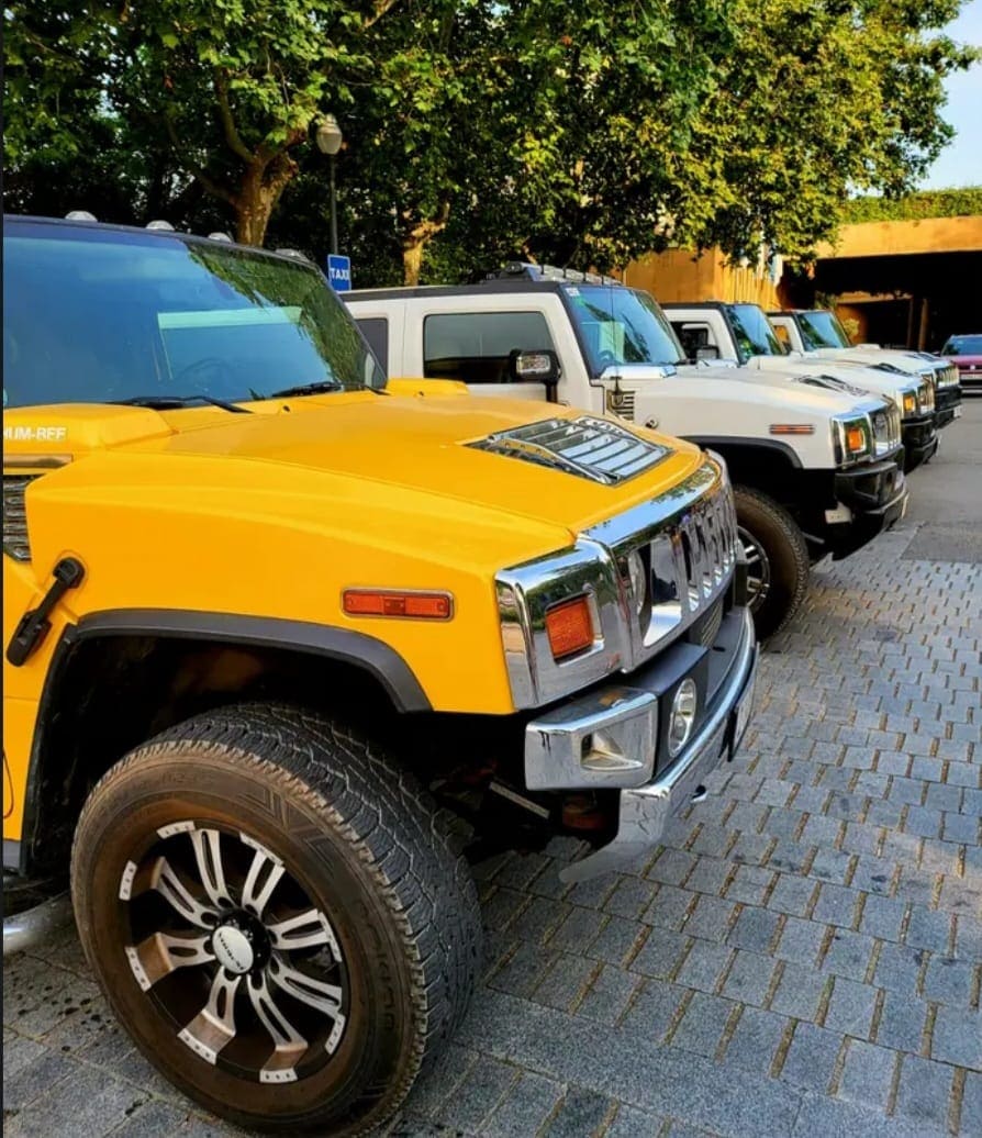 Celebración de cumpleaños en limusina Hummer por Barcelona
